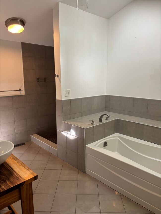 Building Photo - 2729 Poplar Ln