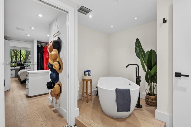 Building Photo - 141 Crandon Blvd