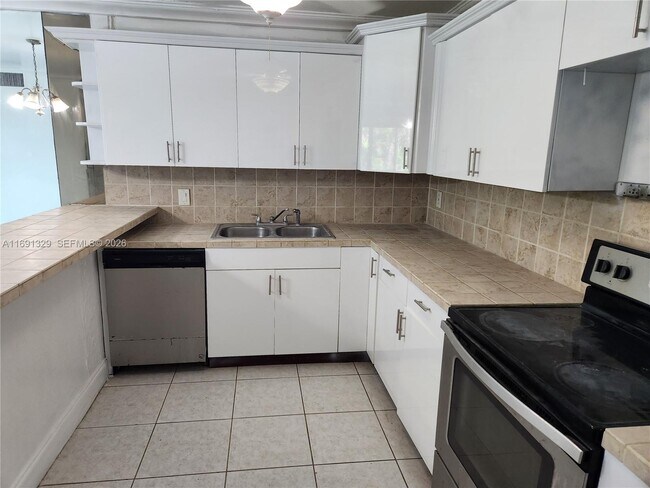 Building Photo - 14850 Naranja Lakes Blvd