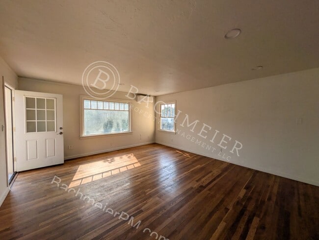 Building Photo - 900 NW Furnish Ave
