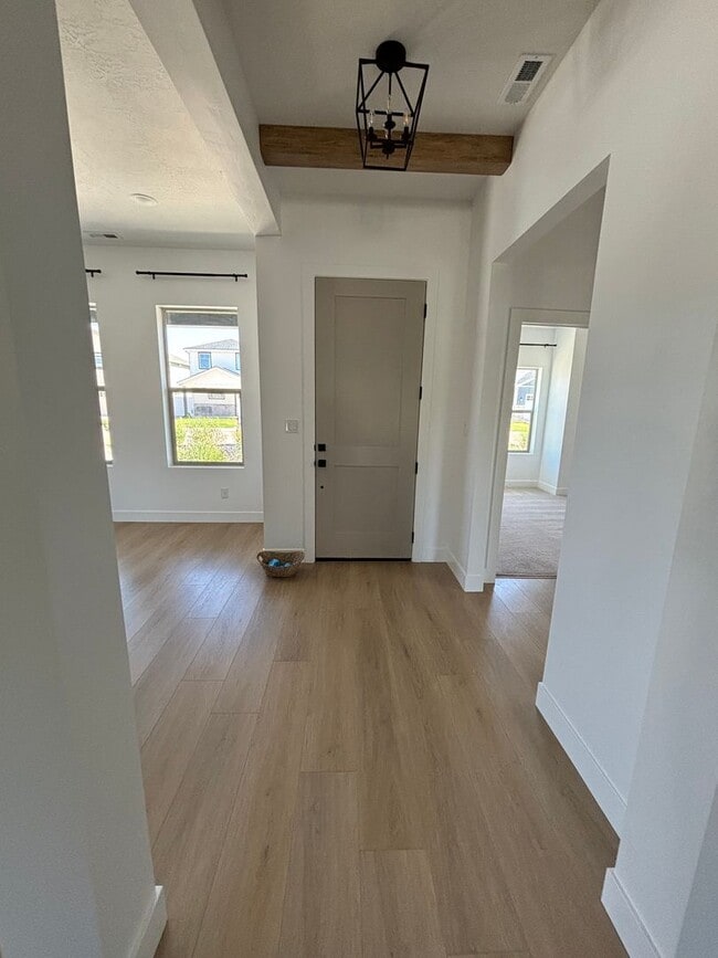 Building Photo - Beautiful Custom Home!