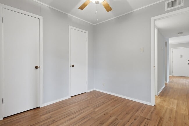 Building Photo - 8702 Village Dr