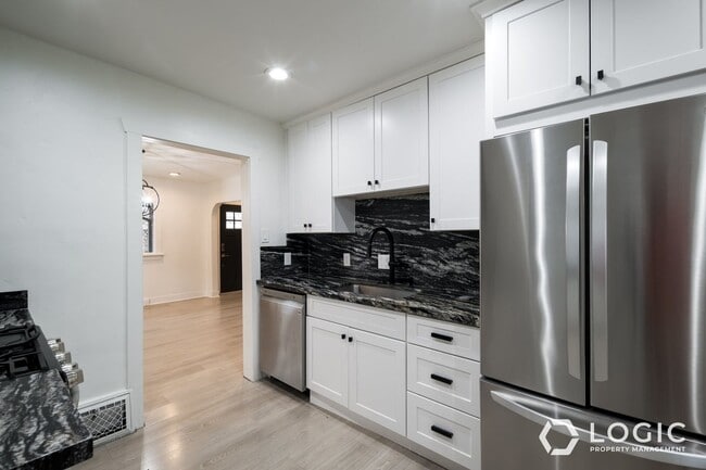 Building Photo - 2347 S Green St