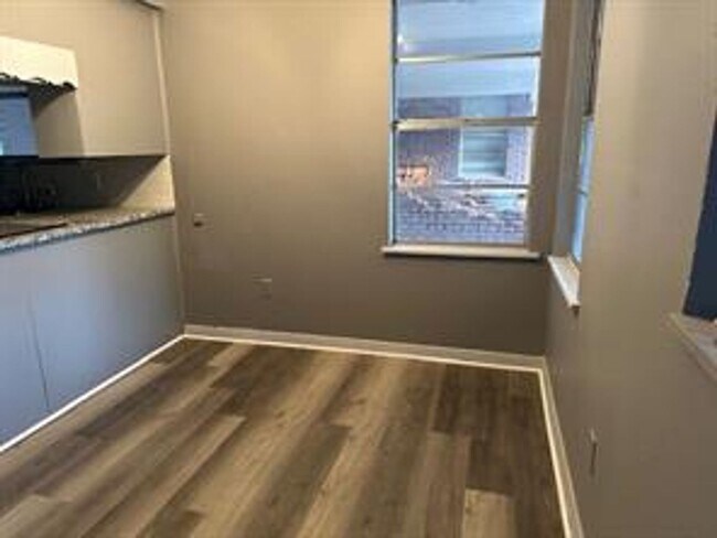 Building Photo - Walnut St Duplex