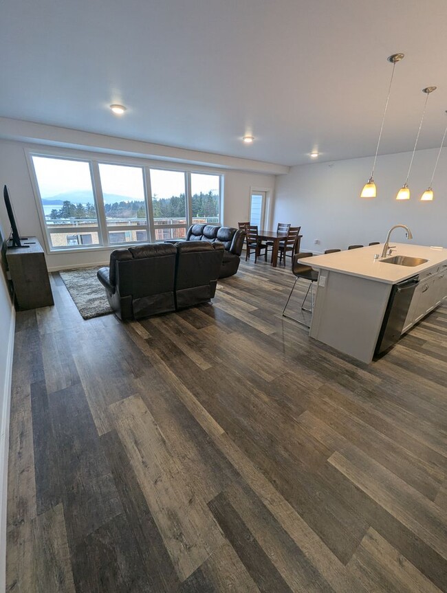 Building Photo - Large, Furnished 2 bed 2 bath condo w/ Auk...