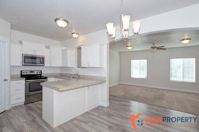 Building Photo - 1807 N Crest Rd