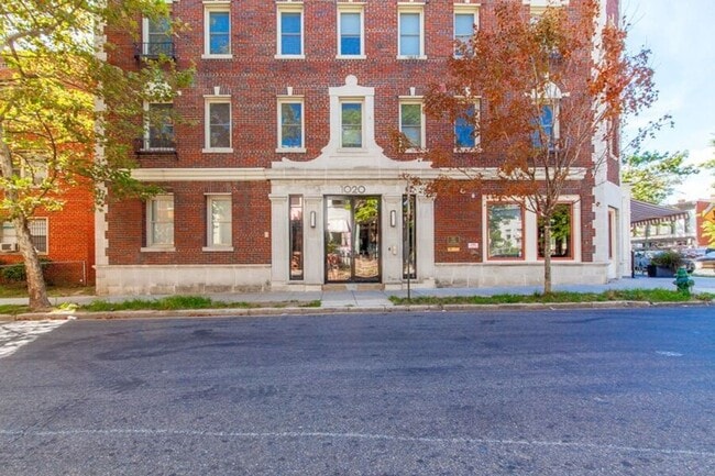 Building Photo - 1020 Monroe St NW