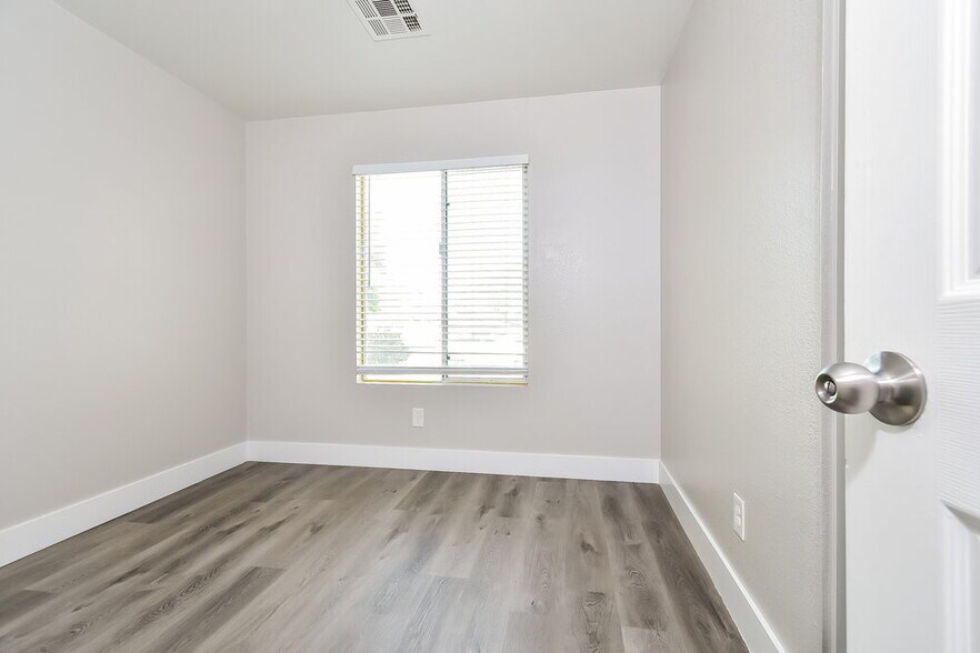 Building Photo - 3015 W Hammer Ln
