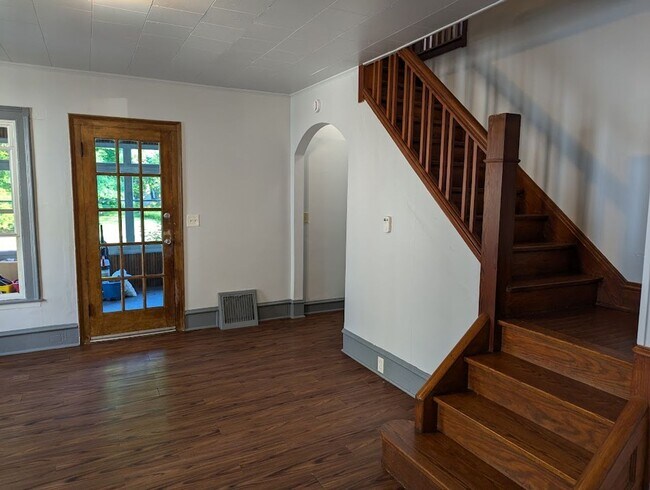 Building Photo - 695/697 Highland Ave