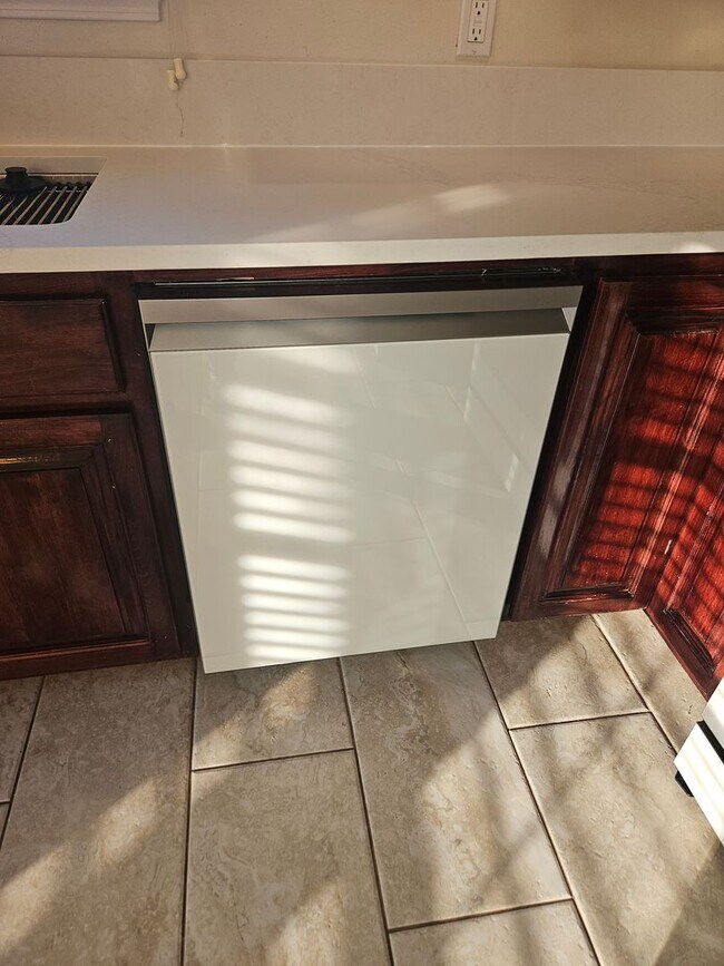 Building Photo - Stunning Executive Custom Built Home with Elite Appliances