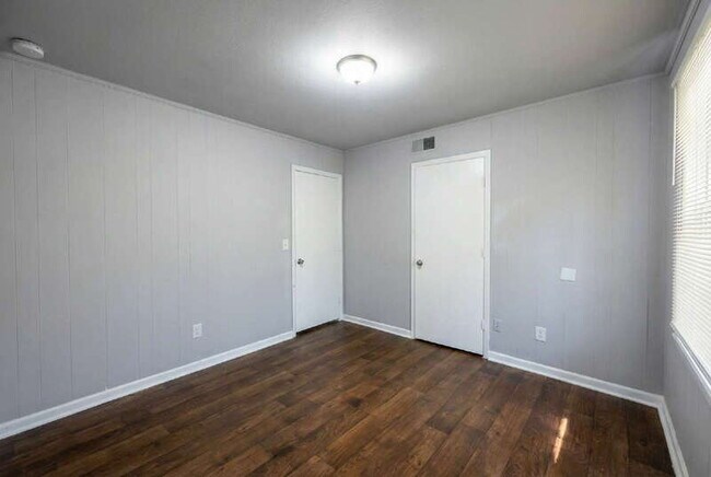 Building Photo - 1917 Watkins Dr