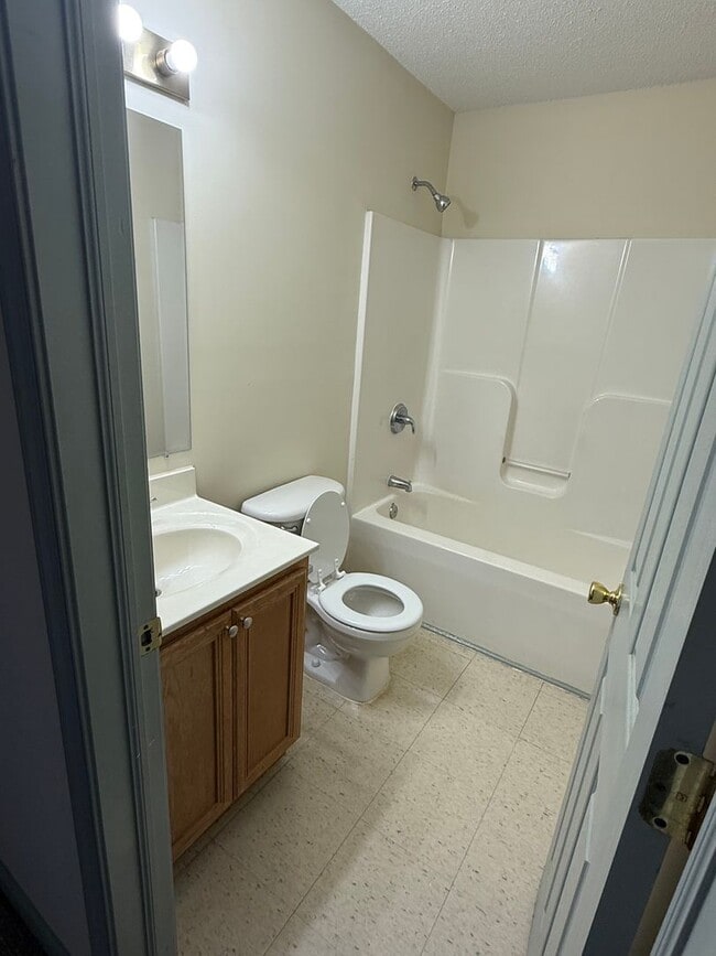 Building Photo - Country Charm