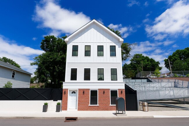 Primary Photo - 328 Columbia St