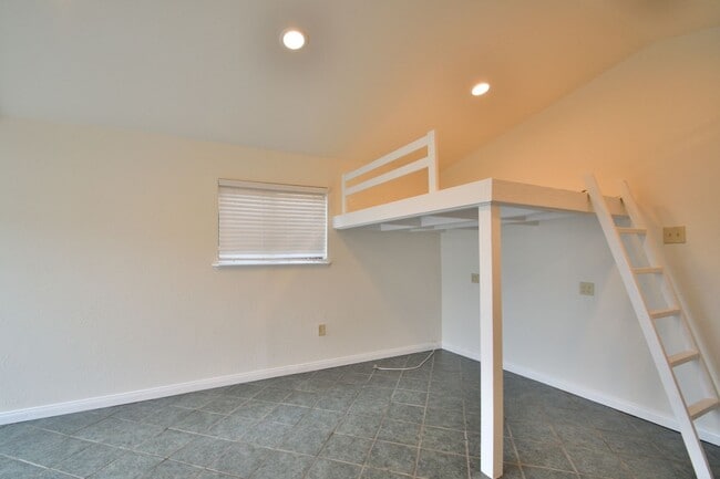 Building Photo - r1537