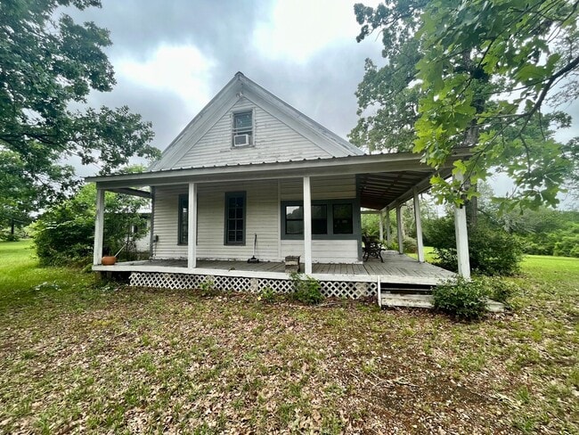 Primary Photo - Beautiful 3/2 Farmhouse on Acreage with Ho...