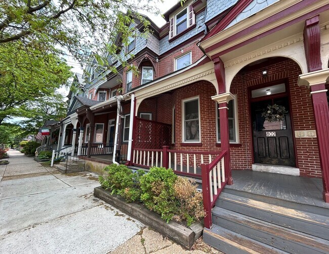 Building Photo - 802 N Van Buren St