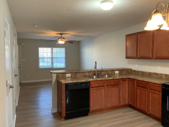 Building Photo - 2 Bedroom 2.5 Bathroom Townhome located in the The Gables!