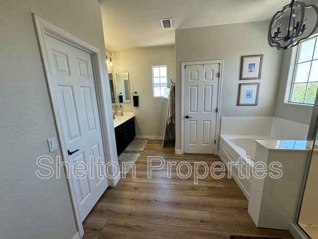 Building Photo - 20900 W Hamilton St