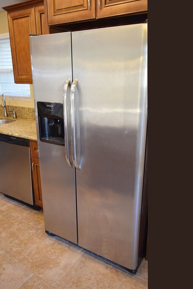 Building Photo - 3BR 2BA San Carlos Home - Vinyl Flooring, ...