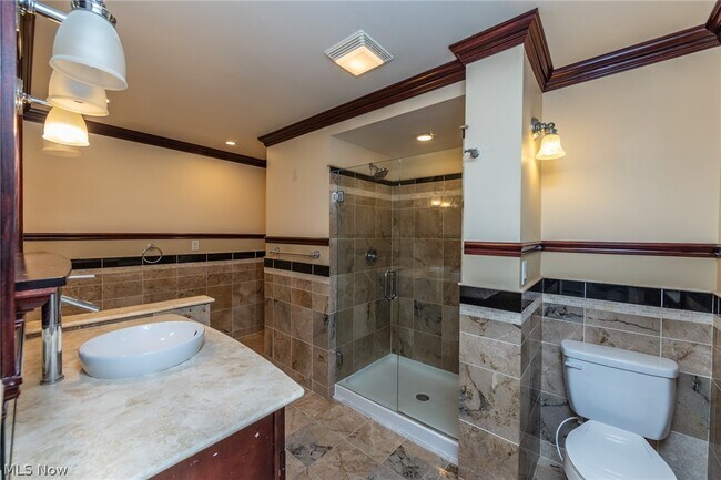 Building Photo - 9423 Highland Dr