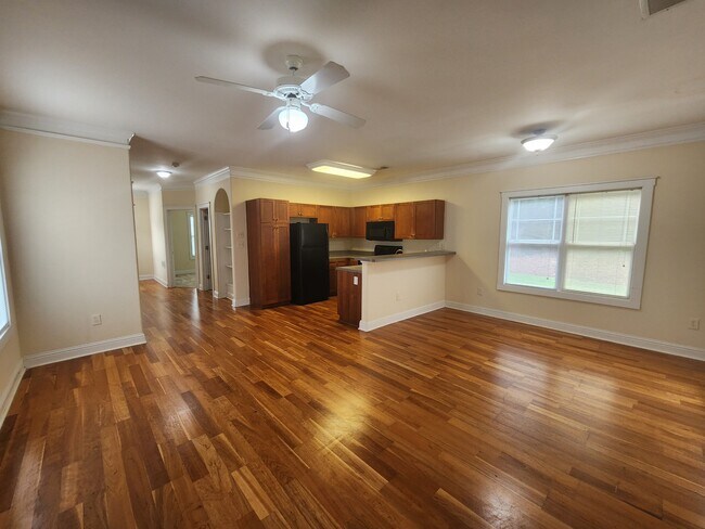 Building Photo - 2110 Lakeside Dr