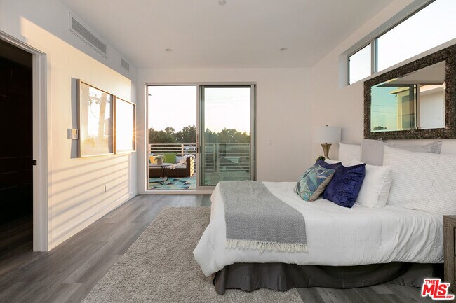 Building Photo - 423 S Wilton Pl