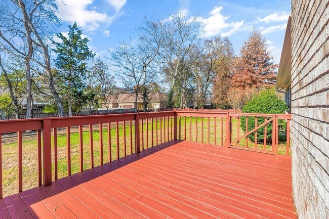 Building Photo - 755 Regal Dr