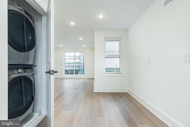 Building Photo - 2252 N Front St