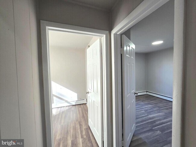 Building Photo - 5526 N Mascher St