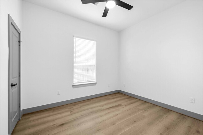 Building Photo - 6510 Bunche Dr