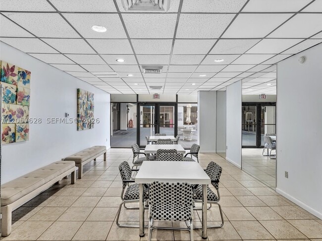 Building Photo - 10000 W Bay Harbor Dr