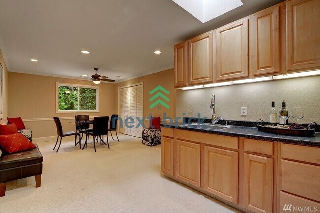 Building Photo - Rare opportunity!! Spacious 3 Bedroom Sammamish Home with 2 bonus rooms, RV Parking & Huge Backyard!