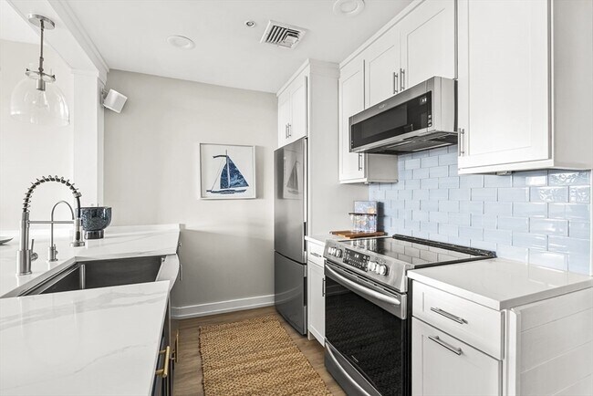 Building Photo - 300 Commercial St