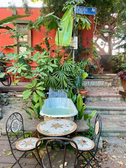 Cold plunge bath - Shared courtyard with four other bungalows - 2918 Pacific Ave