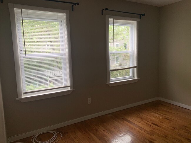 Building Photo - Gorgeous 3BR, Single Family Home IN EAST ROCK! PARKING! LAUNDRY!