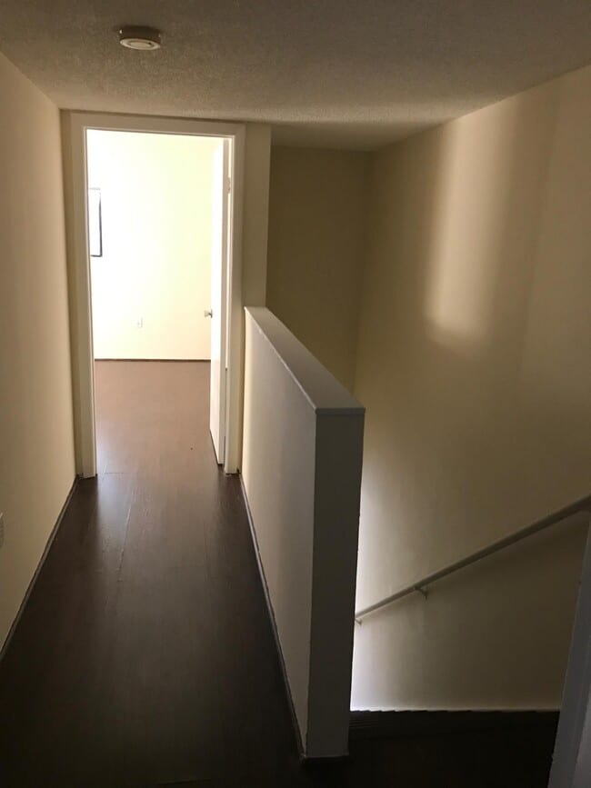 Building Photo - 212 Palm Cir E