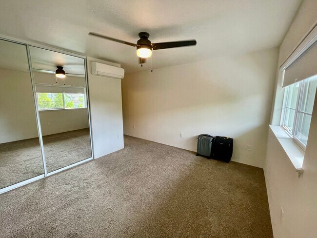 Building Photo - 2bed/2.5 bath PET FRIENDLY Townhome Availa...