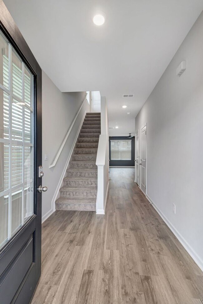 Building Photo - UPGRADED 3 BD 3 BATH MURFREESBORO TOWNHOME IN RIVER LANDING