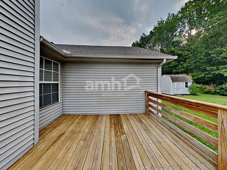 Building Photo - 2027 Waterford Dr