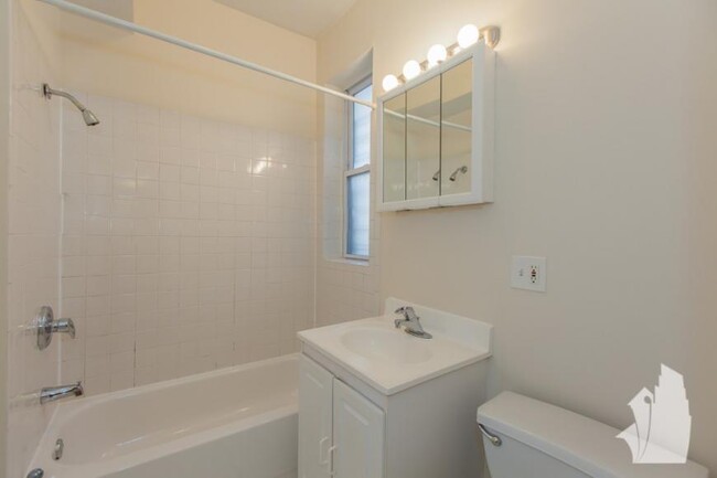 Building Photo - 4 bedroom in Chicago IL 60657