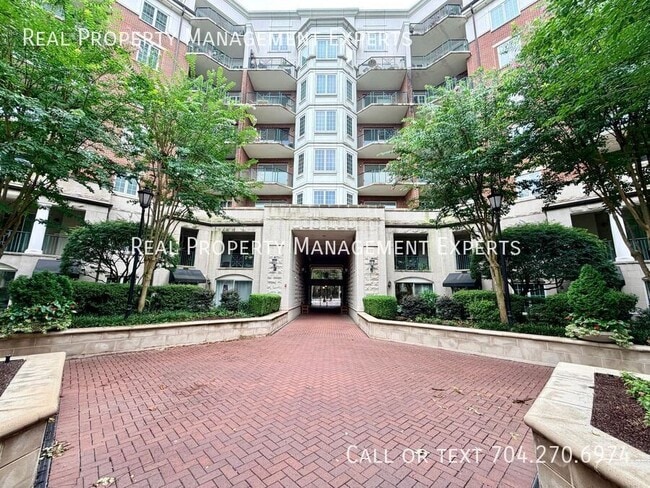 Building Photo - 300 W 5th St