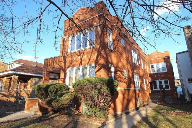 Building Photo - Spacious 3-Bedroom, 2-Bathroom Duplex in Avondale
