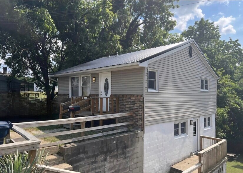 Building Photo - 346 Blackburn Ave