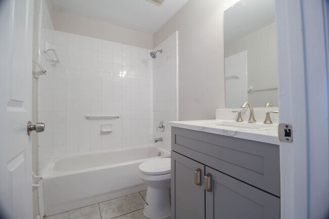 Building Photo - 13859 Glasser Ave