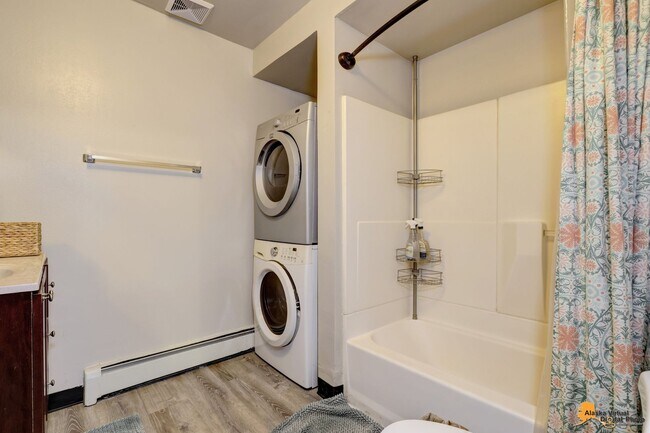 Building Photo - Fully Furnished 3BR Home | Utilities Included | Prime Downtown Location