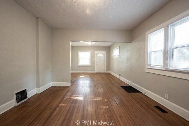 Building Photo - "Charming 3-Bed Duplex Gem in Indianapolis – Spacious 1300 Sq Ft Haven!"