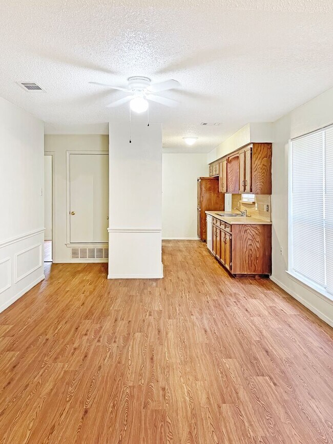 Building Photo - Spacious 3-Bedroom Duplex with Covered Parking & Fenced Yard!