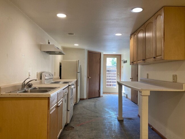 Building Photo - 729 S 14th Ave