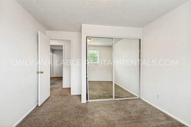 Building Photo - 262 1165 N