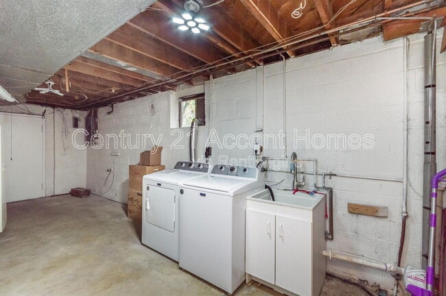 Building Photo - 5852 Lowell Ave